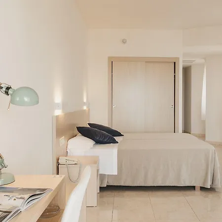 Xaloc Playa Punta Prima (Menorca)
